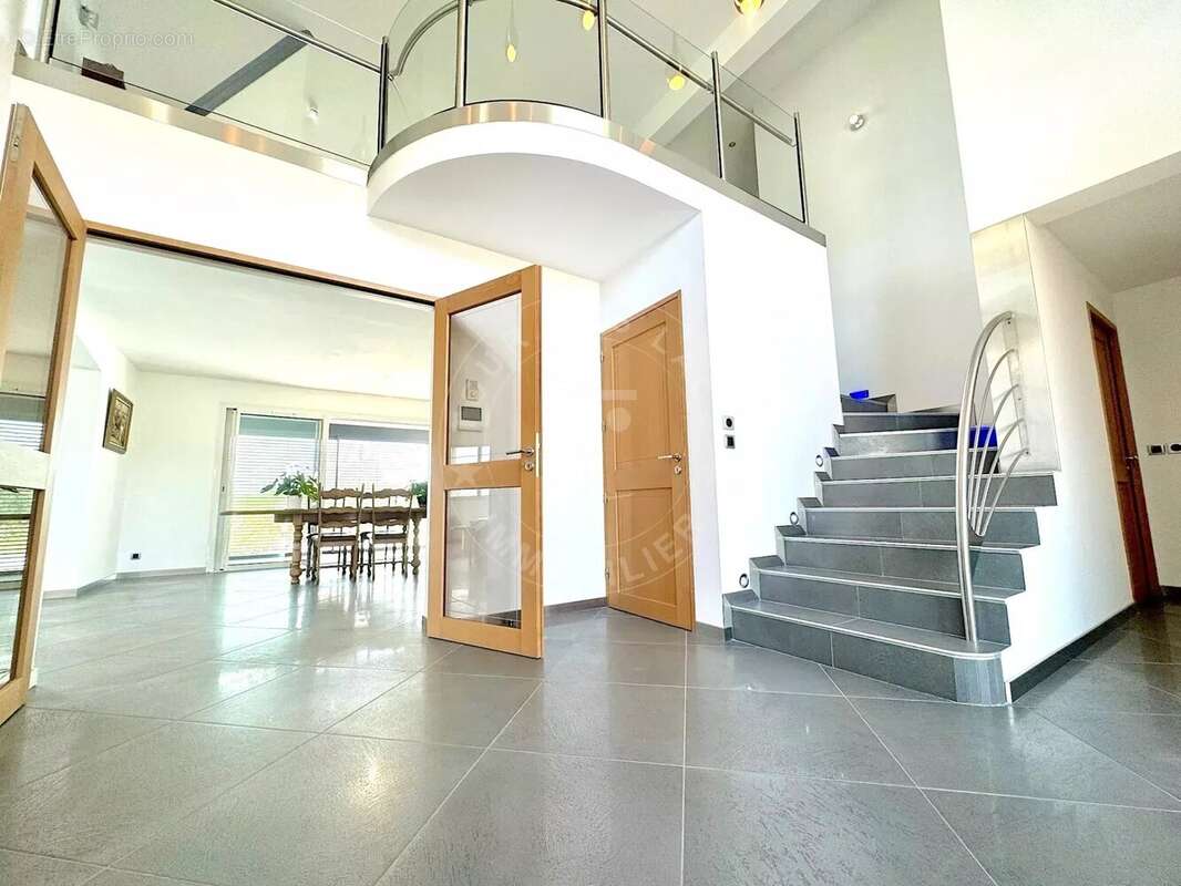 Villa contemporaine sur les hauteurs de Rumilly À vendre - photo 4