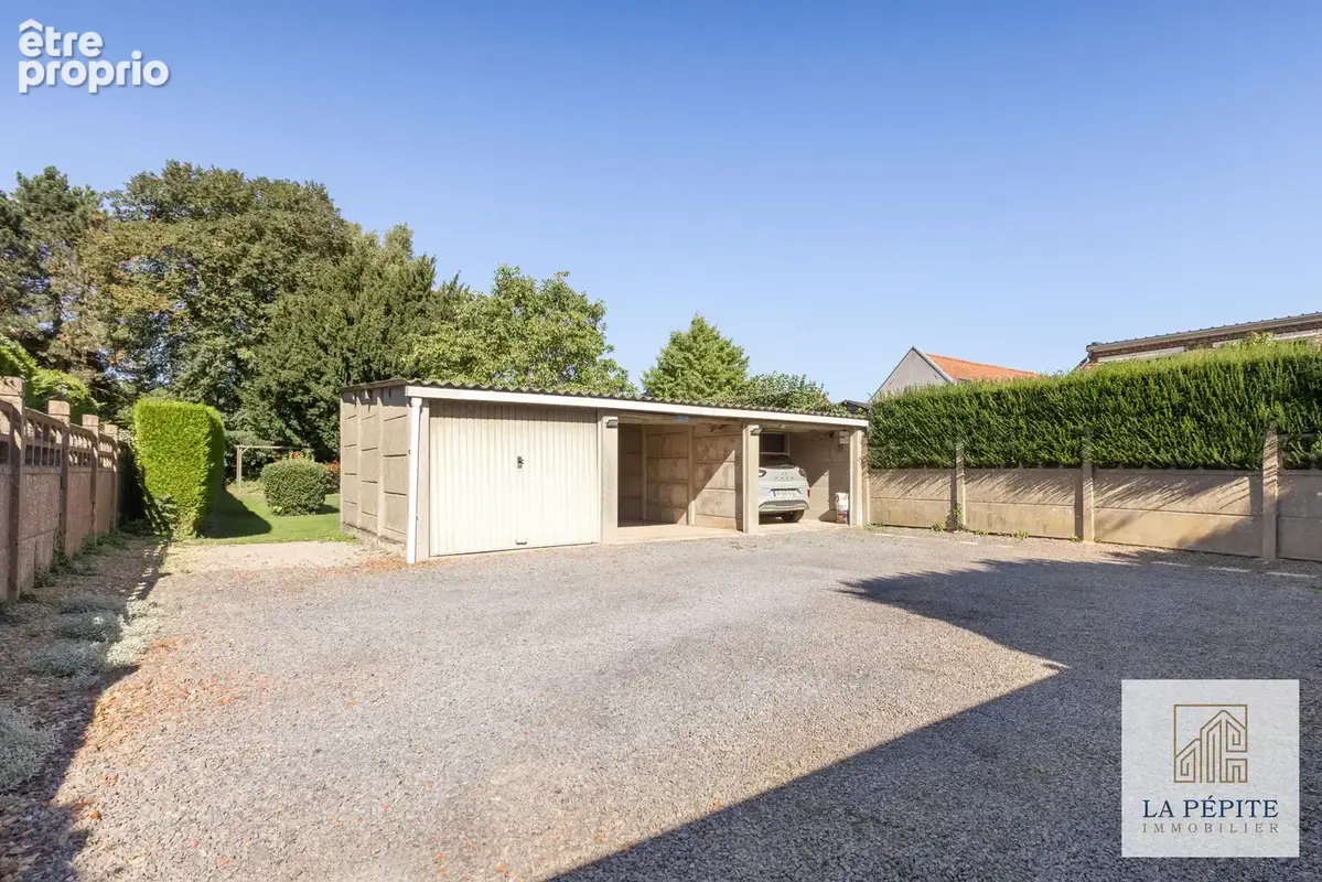 Ensemble Immobilier composé de 2 maisons d'environ 285 m2 et 55 m2, de 3 garages et d'un jardin. - photo 17