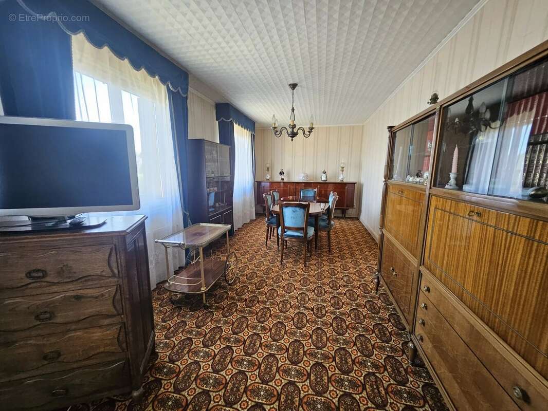 Gravigny Centre – Maison sur sous-sol avec 2 garages, dont un pour camping-car, sur terrain de 1 401 m² - photo 4