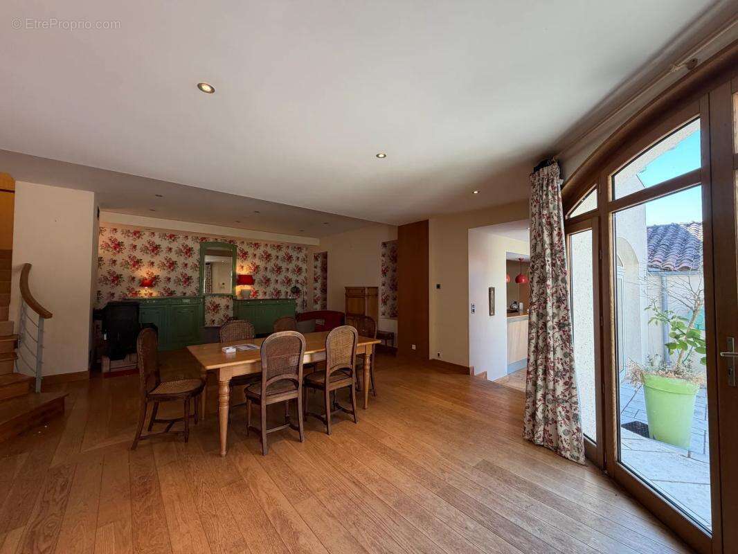 Maison de 10 pièces de 345.72 m² à Montravers - photo 7
