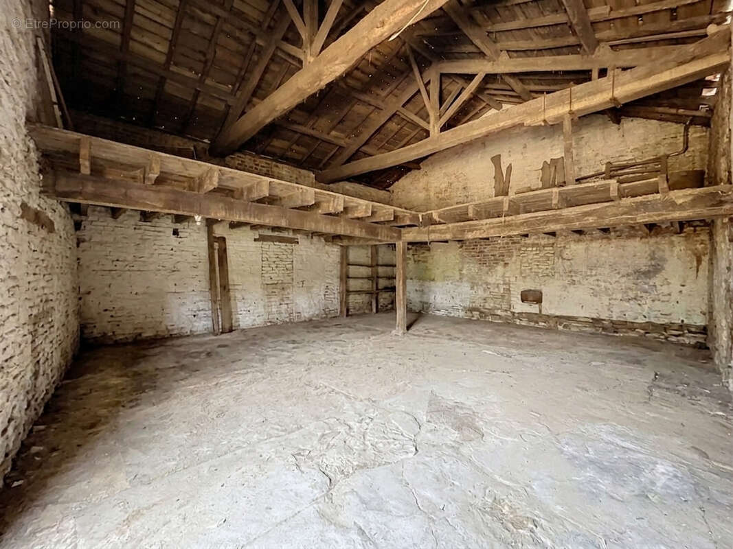 20KM NORD ANGOULEME Maison charentaise de caractère avec dépendances - photo 11