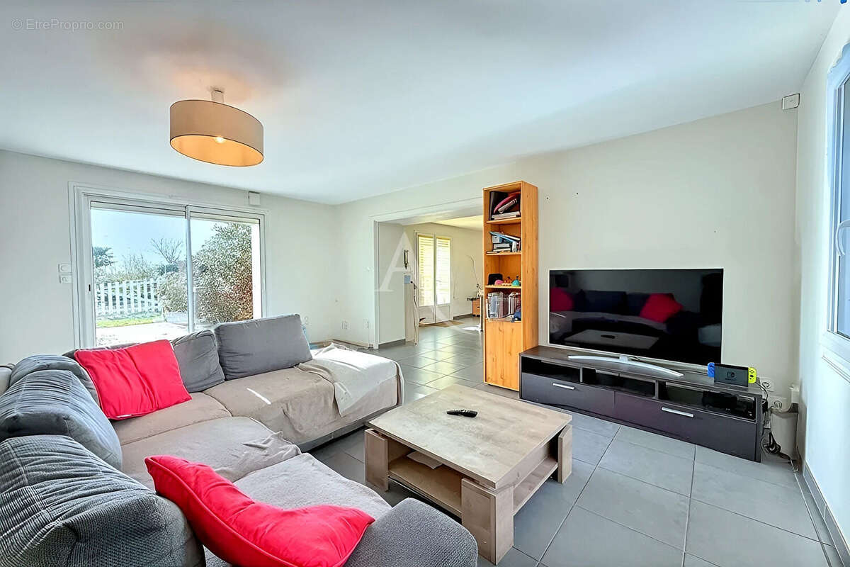 Maison à CHAMPAGNE-LES-MARAIS