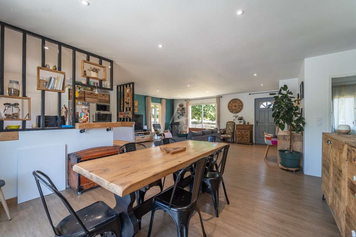 Maison familiale de plain pied de 121 m² - photo 2