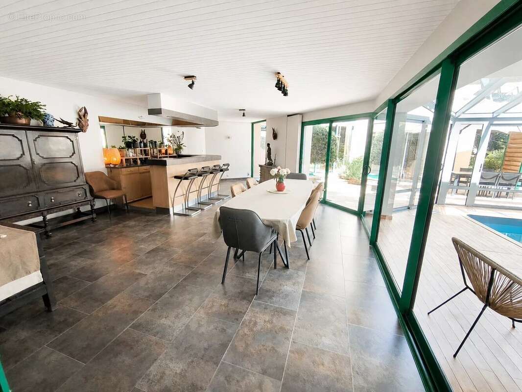 Maison d’Architecte avec Piscine Intérieure et Parc Privé de 6 Hectares - photo 9