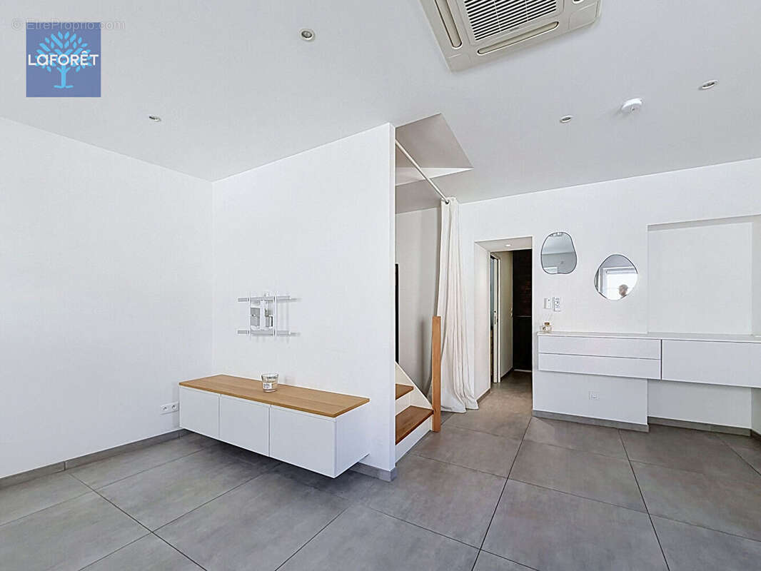 Maison de ville rénovée de 111 m2 - photo 5