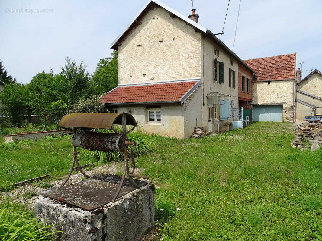 Maison à MONTIGNY-SUR-AUBE