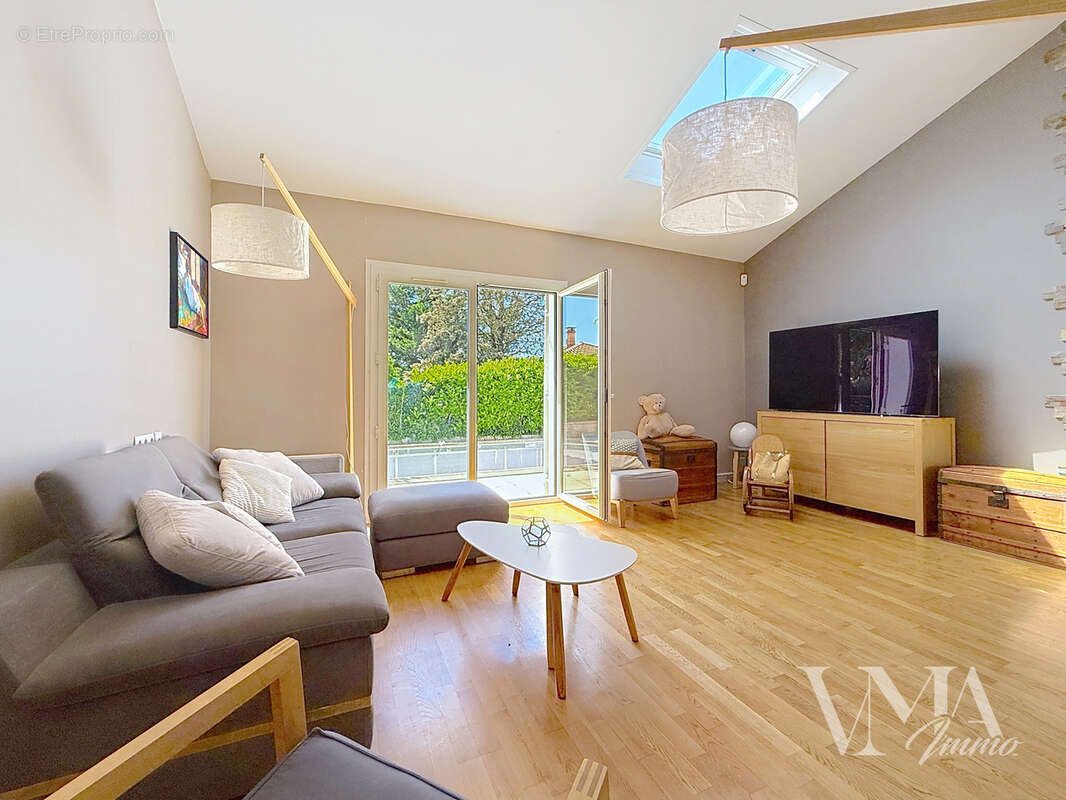 LA TOUR-DE-SALVAGNY   Maison familiale 7 pièces avec piscine 650 000 €  146 m2 Carrez  Terrain 631 m2 - photo 5