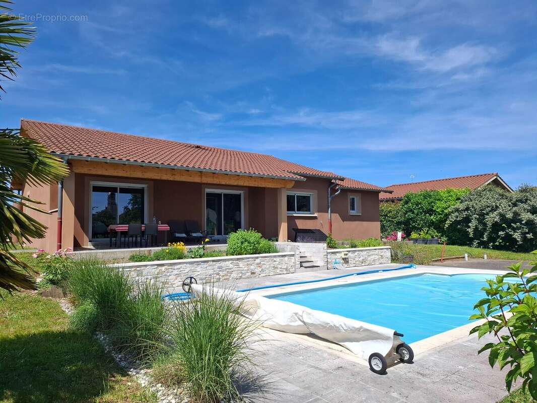 Maison à BAGE-LE-CHATEL