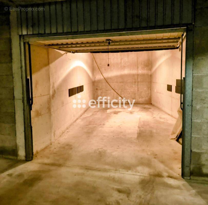 Parking à LA GRANDE-MOTTE