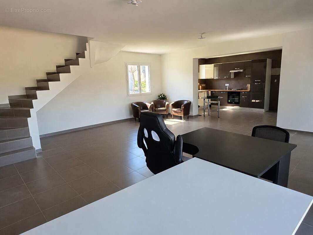 Villa plein centre - photo 2