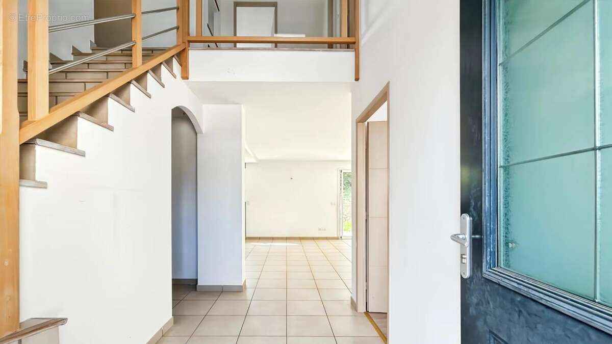 Maison à POUILLEY-LES-VIGNES