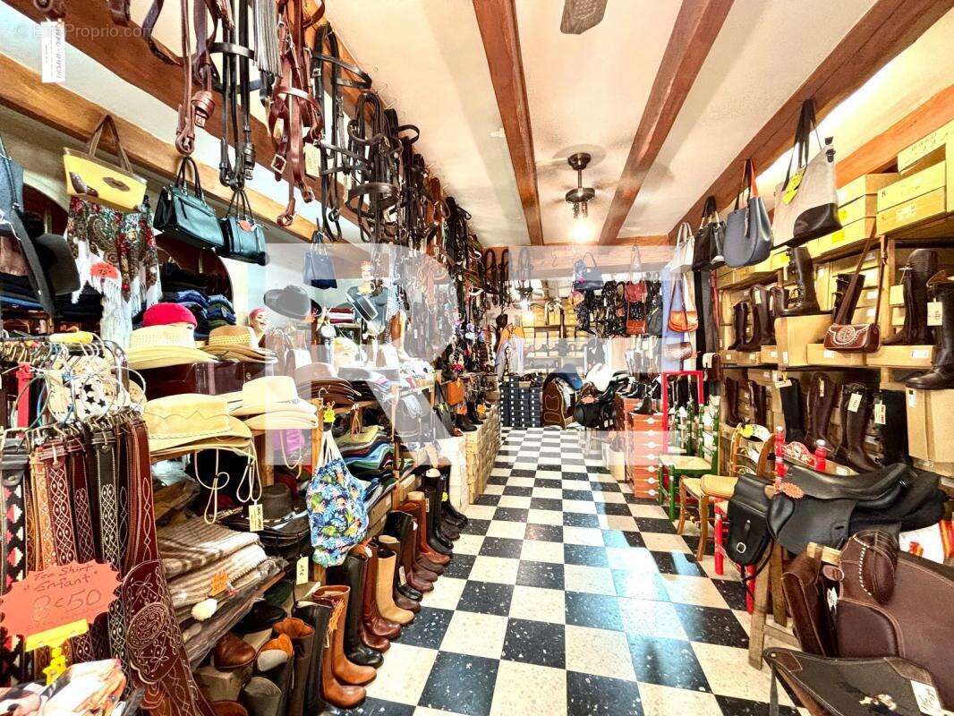 Commerce à SAINTES-MARIES-DE-LA-MER