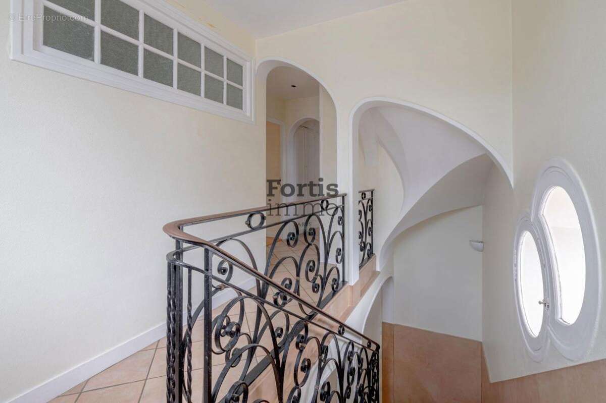 Maison à LE MESNIL-LE-ROI