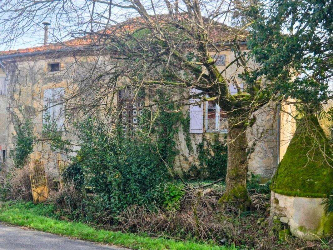 Maison ancienne en pierre à rénover entièrement + jardin arboré de 2200m² en zone Uc, potentiellement constructible - photo 2