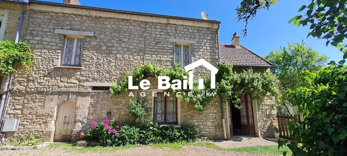 Maison à VALLANGOUJARD