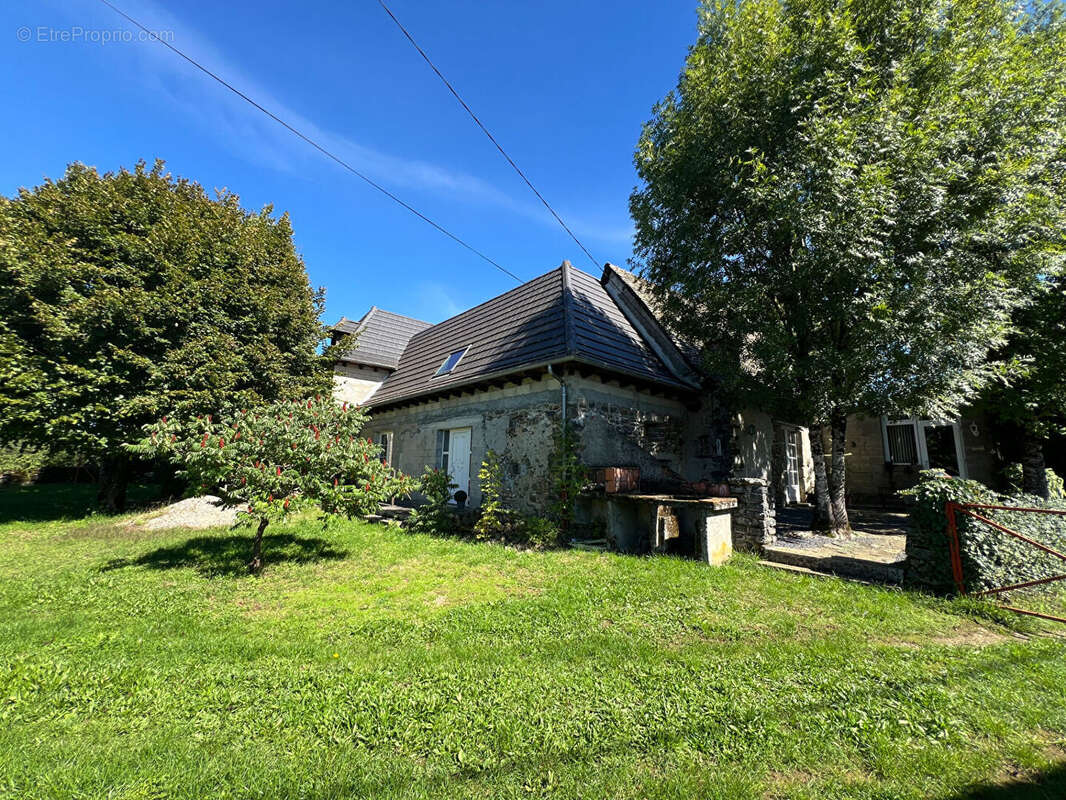 Maison à SAINT-SANTIN-CANTALES