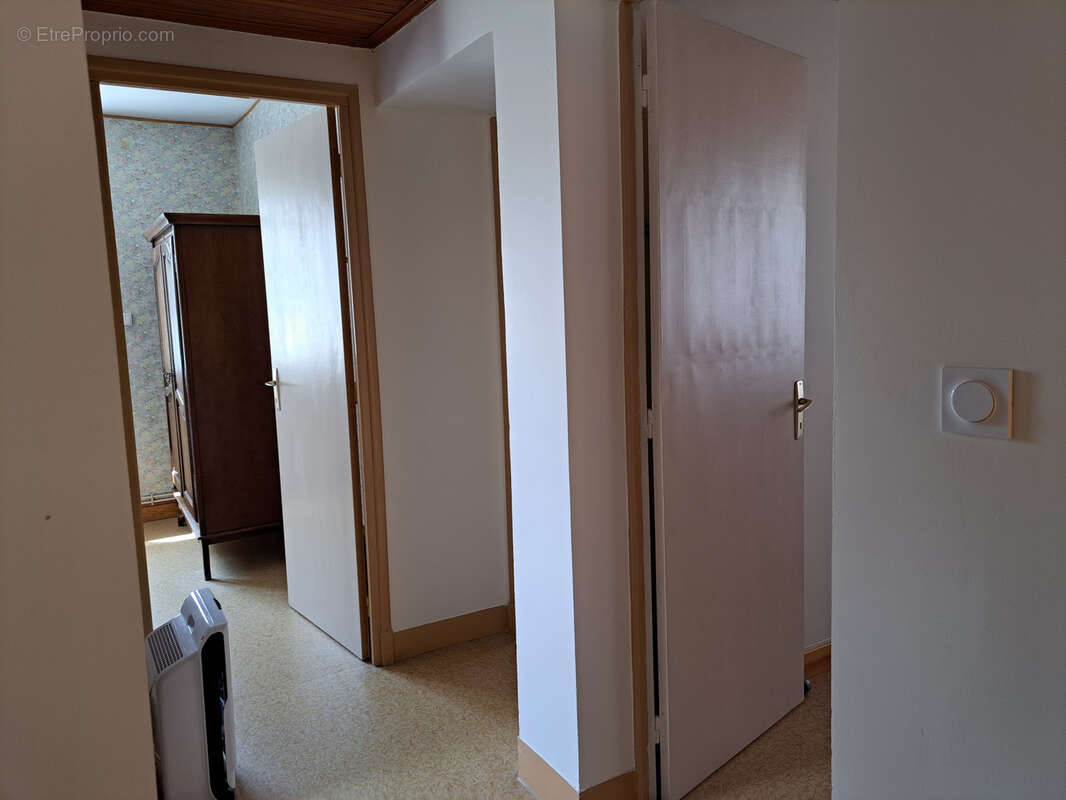 Maison très lumineuse sur un terrain clos de 304m2 avec un garage. - photo 9