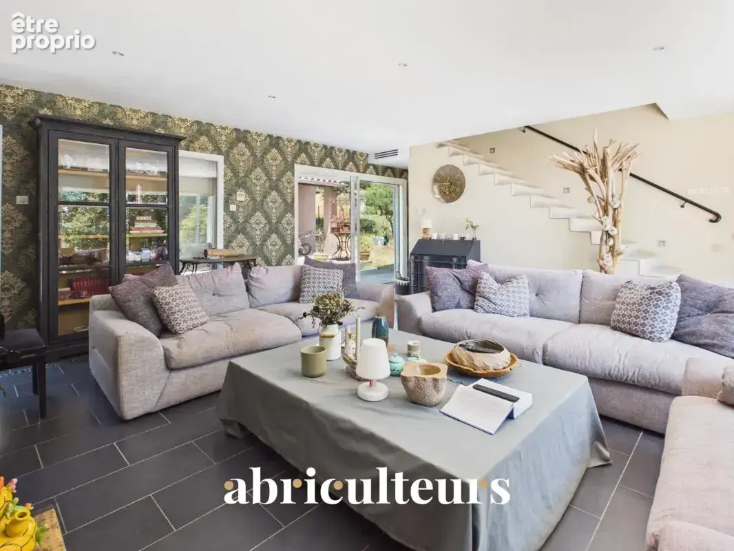Spacieuse villa avec piscine et terrain d’environ 1 500 m² , dépendance et vue dégagée en vente à Callian (83440) - photo 5