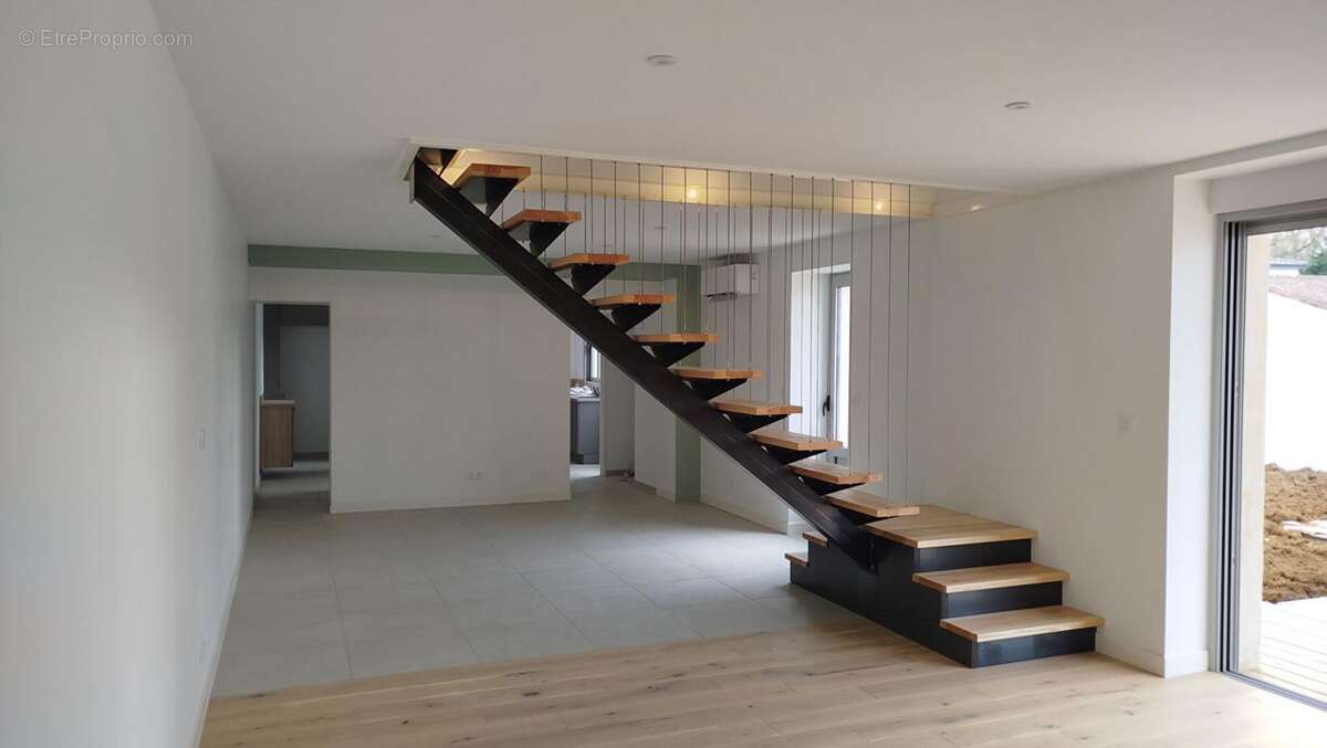 Maison à SAINT-LAURENT-DE-LA-PREE