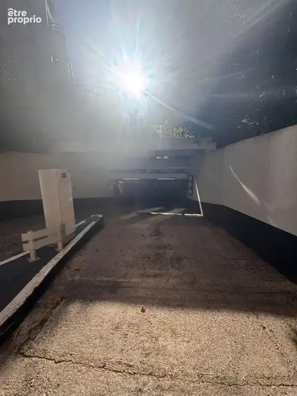 Parking sécurisé avec double porte, au 2ème SS d'un parking en parfait état - photo 6