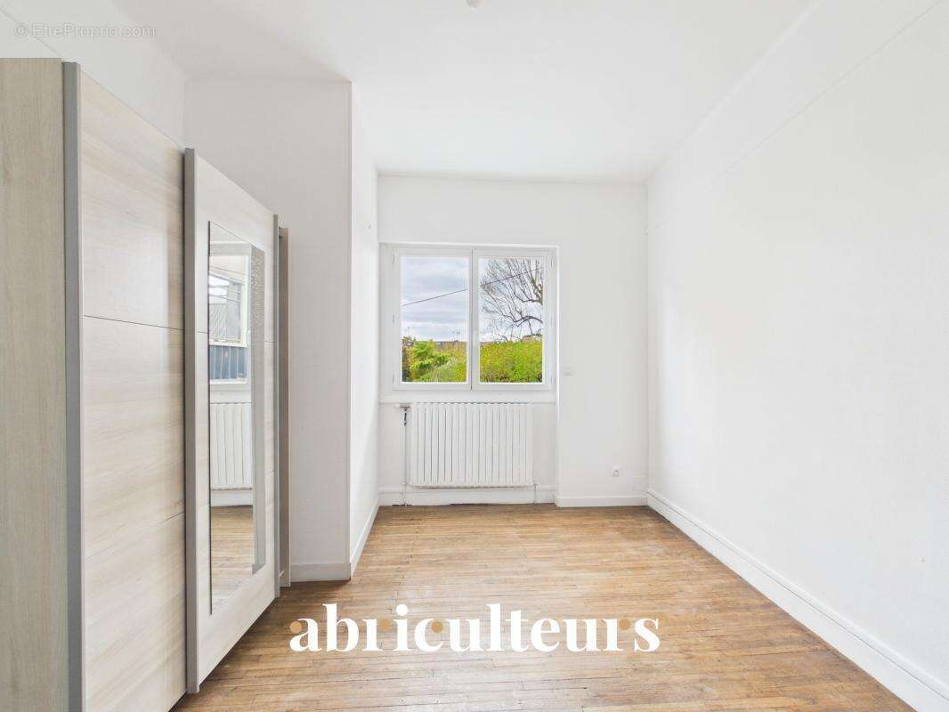 Maison de ville avec garage et cour en vente à Angoulême - Quartier Victor-Hugo (16000) - photo 8