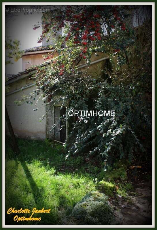 Maison à MONTMOREAU-SAINT-CYBARD