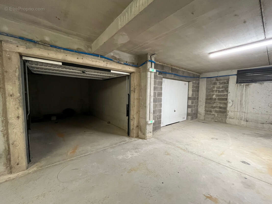 Parking à FLEURY