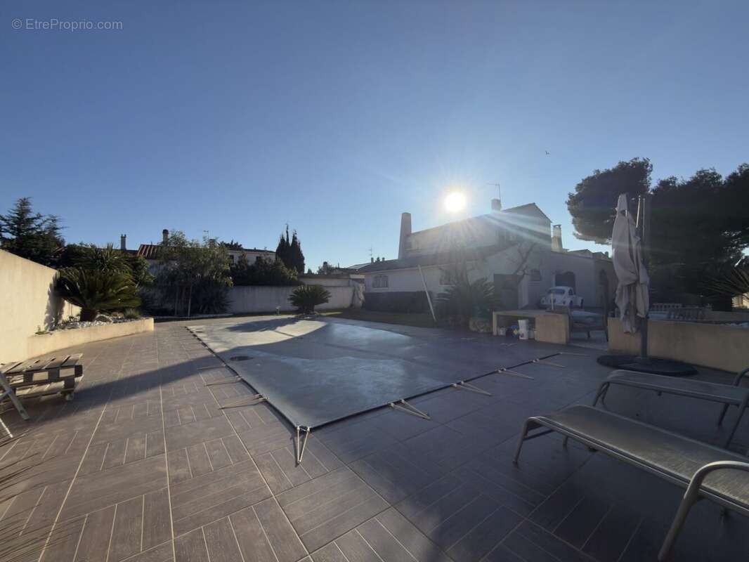 Maison à SAINT-MITRE-LES-REMPARTS