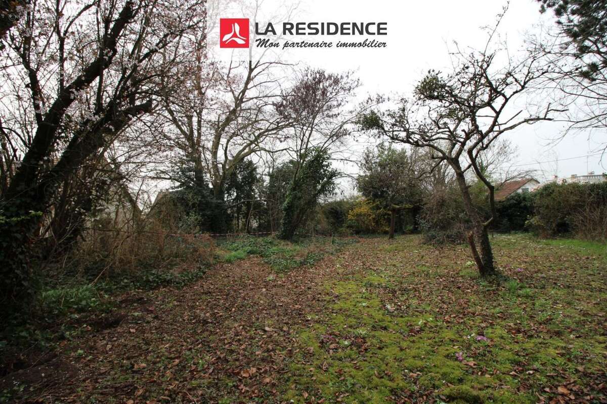 Terrain à LES MUREAUX