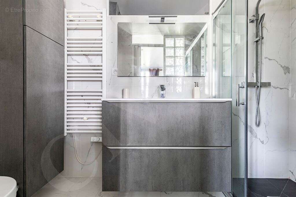 Dans un bel immeuble ancien, magnifique cinq-pièces entièrement rénové et climatisé, situé secteur - photo 9