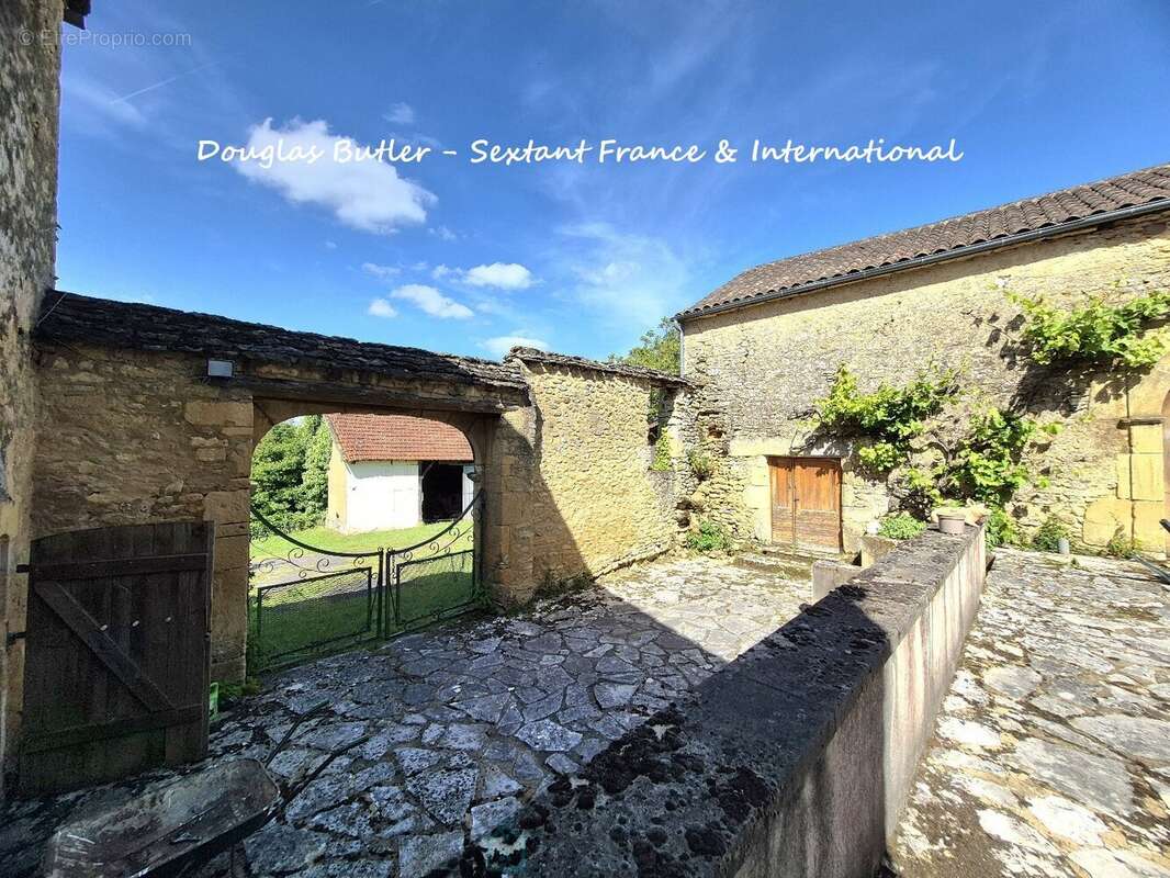 Superbe propriété en pierre de caractère avec gîte, annexe et vue dégagée - photo 9