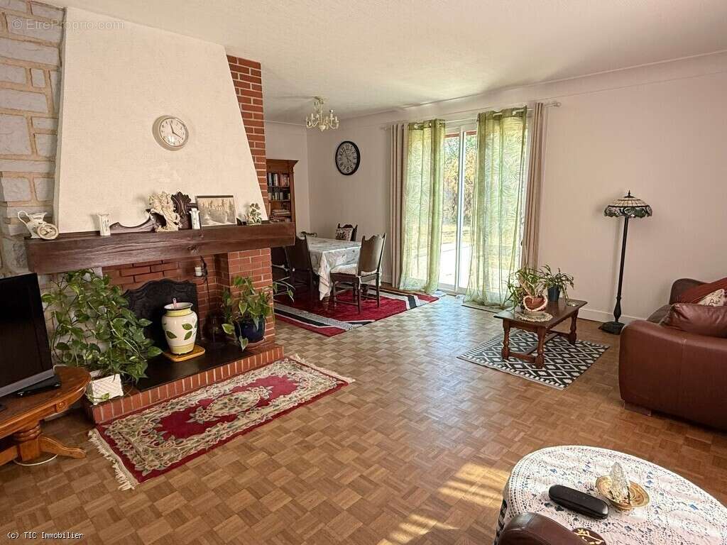 Exclusif : Grande Maison de Famille Dans le Village Médiéval de Verteuil-Sur-Charente - photo 7