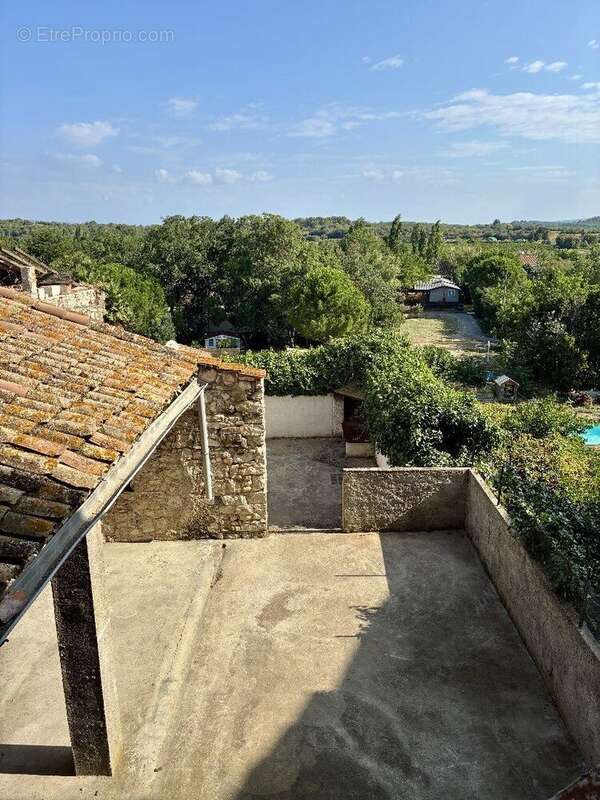 Maison de ville avec grande cour, garage et cave. - photo 3