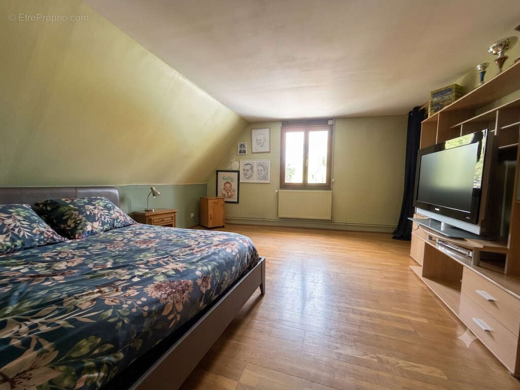Fermette en L entièrement rénovée avec piscine chauffée développant 240,89 m2 et bâtie sur  2076m2 de terrain - photo 17