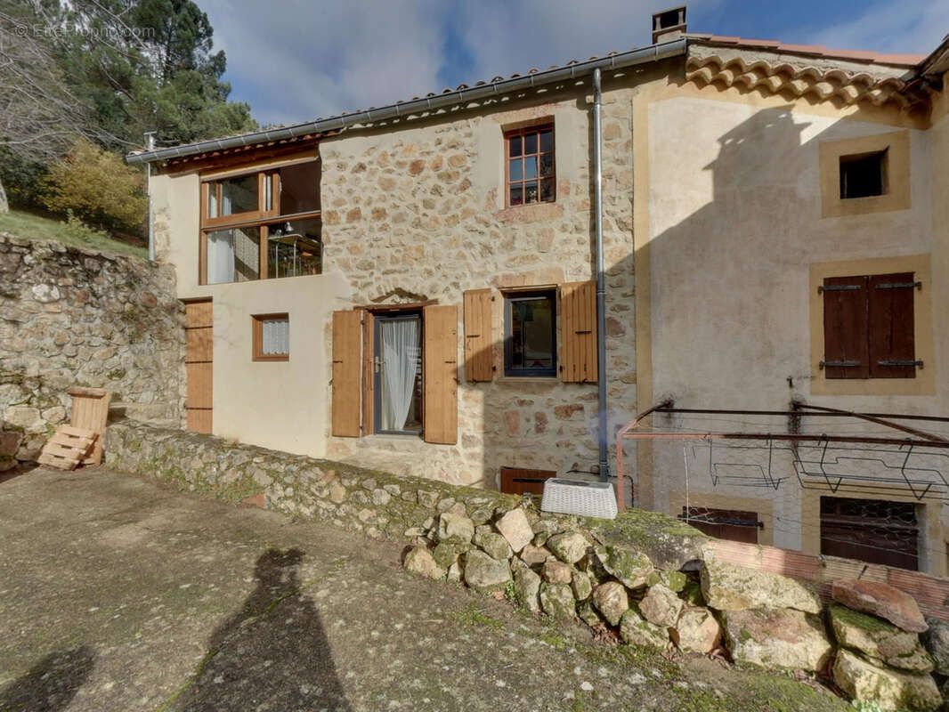 Maison à SAINT-MICHEL-DE-CHABRILLANOUX