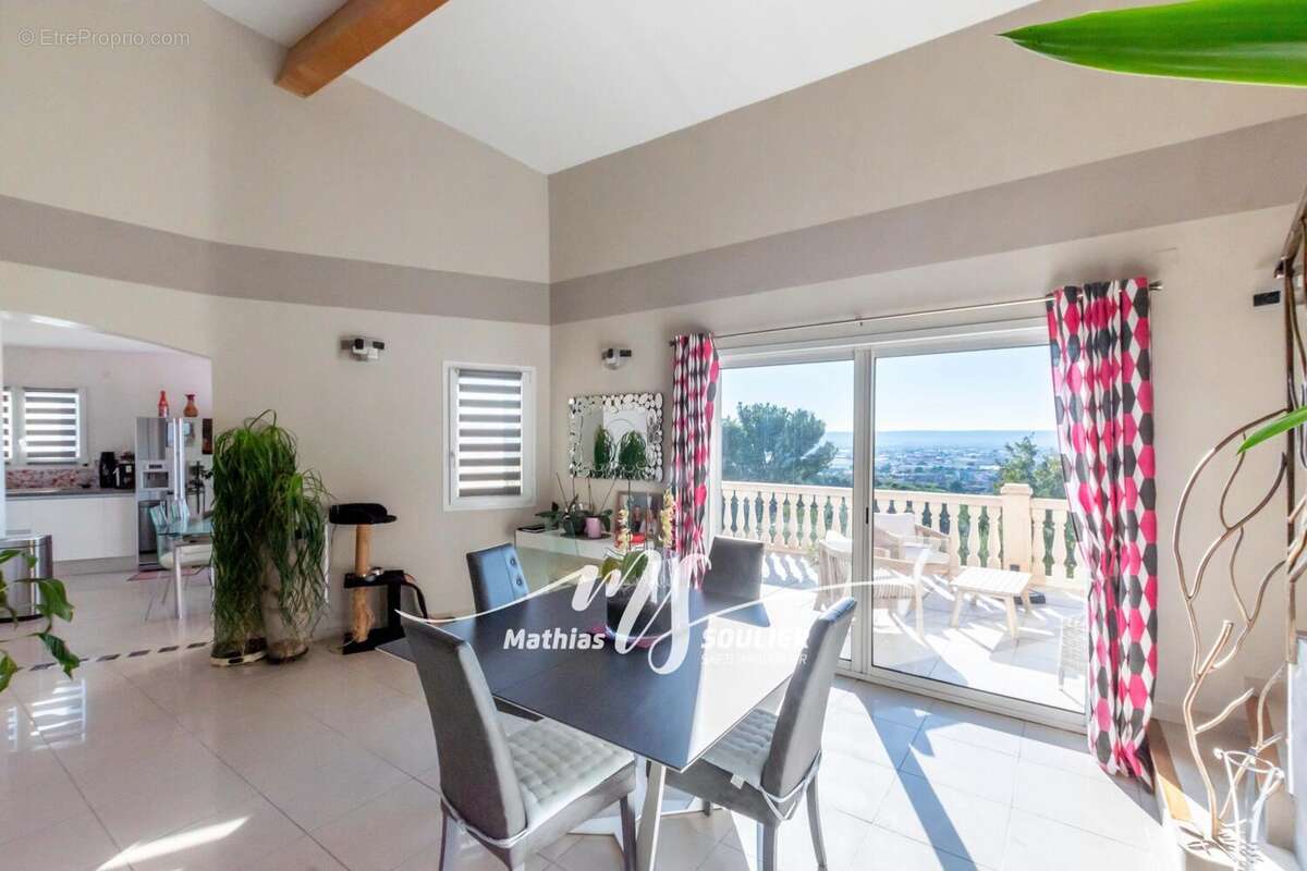 Maison 260 m² à Vitrolles  - photo 6