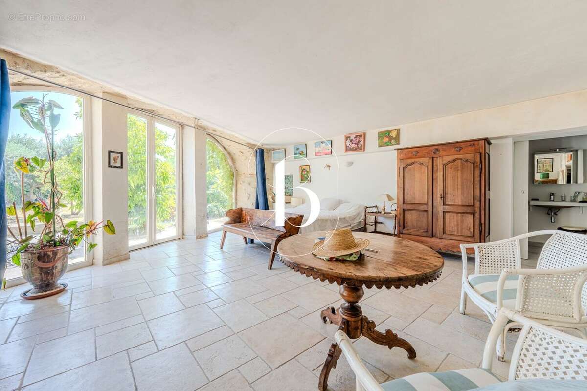 UZÈS  Propriété de caractère aux volumes spectaculaires, jardin paysager et piscine - photo 28
