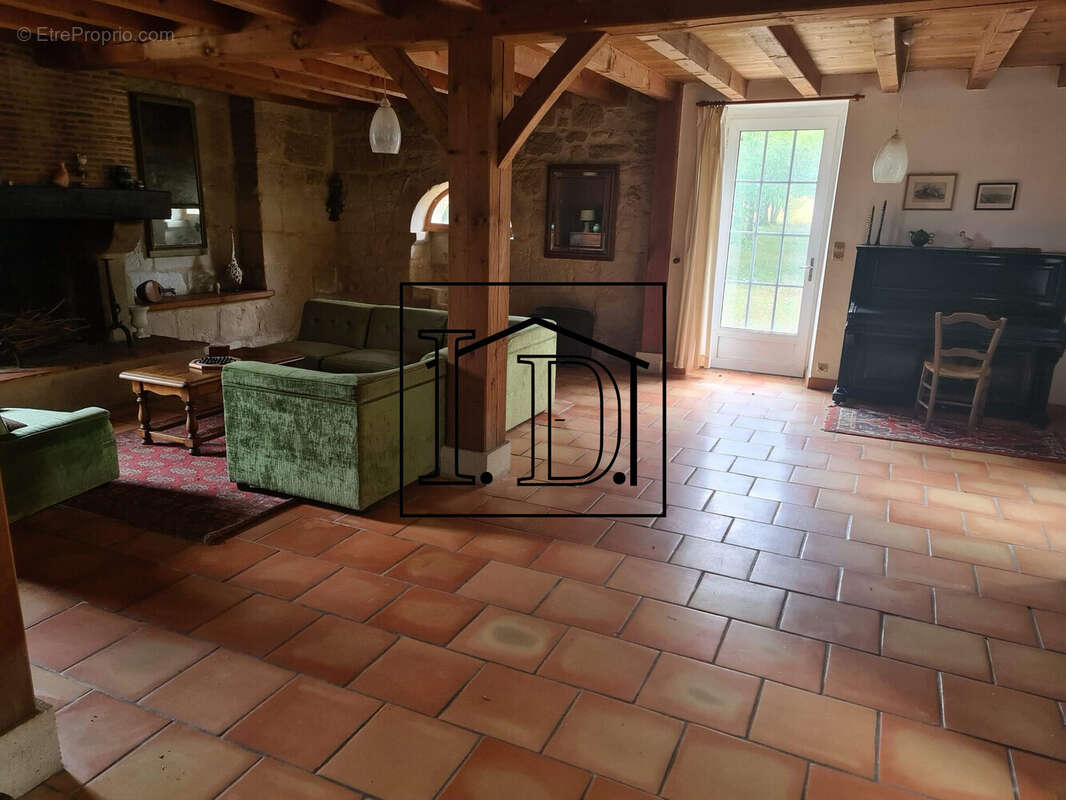 SALON MAISON - Maison à SAINT-COLOMB-DE-LAUZUN
