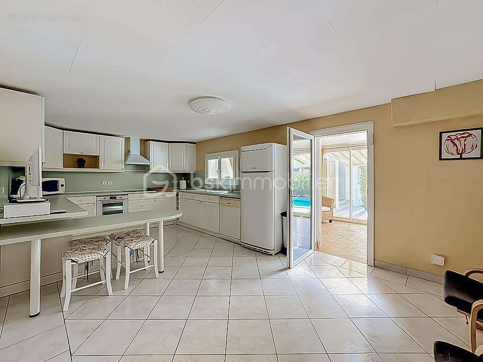 *** magnifique villa t7 de 222 m² avec piscine - castries *** - photo 11