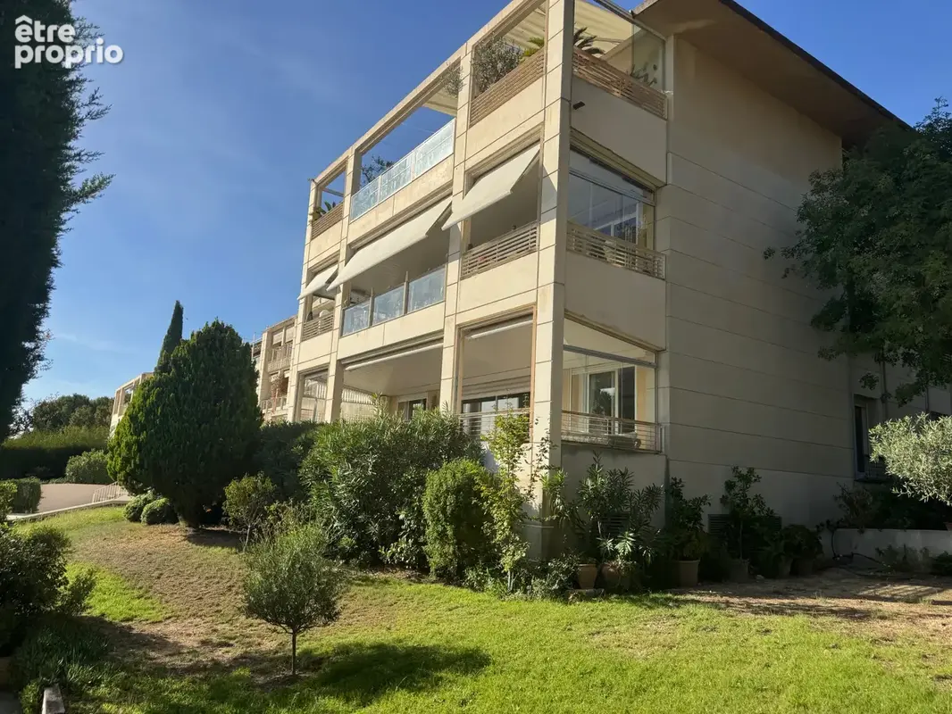 EXCLUSIVITÉ - Aix centre (Pasteur) : T3/4 de standing de 112 m2 avec vaste terrasse Sud + piscine + Box - photo 12