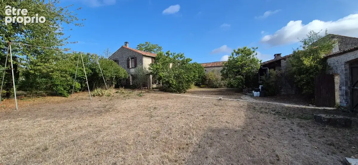 Corps de Ferme de 340 m2, avec plusieurs maisons indépendantes et 200 m2 de dépendances - photo 28
