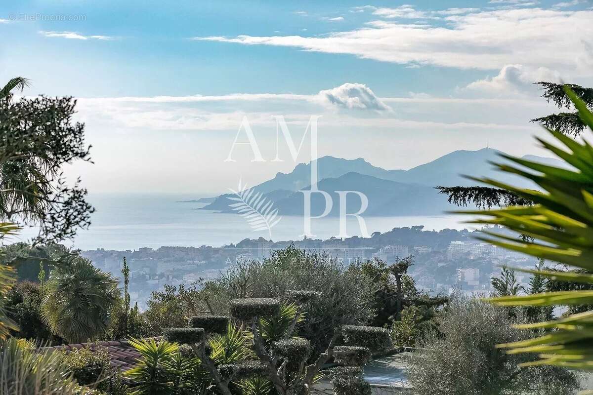 Sur les hauteurs de Cannes cette villa vue mer de 265m2 - photo 2