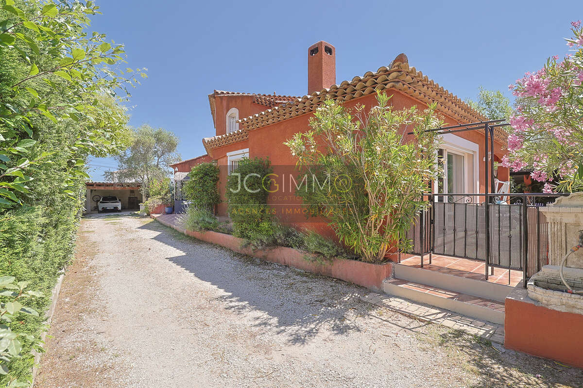 Villa provençale de 166 m2 avec piscine, pool house et annexes - La Crau / Les Sauvans - photo 8