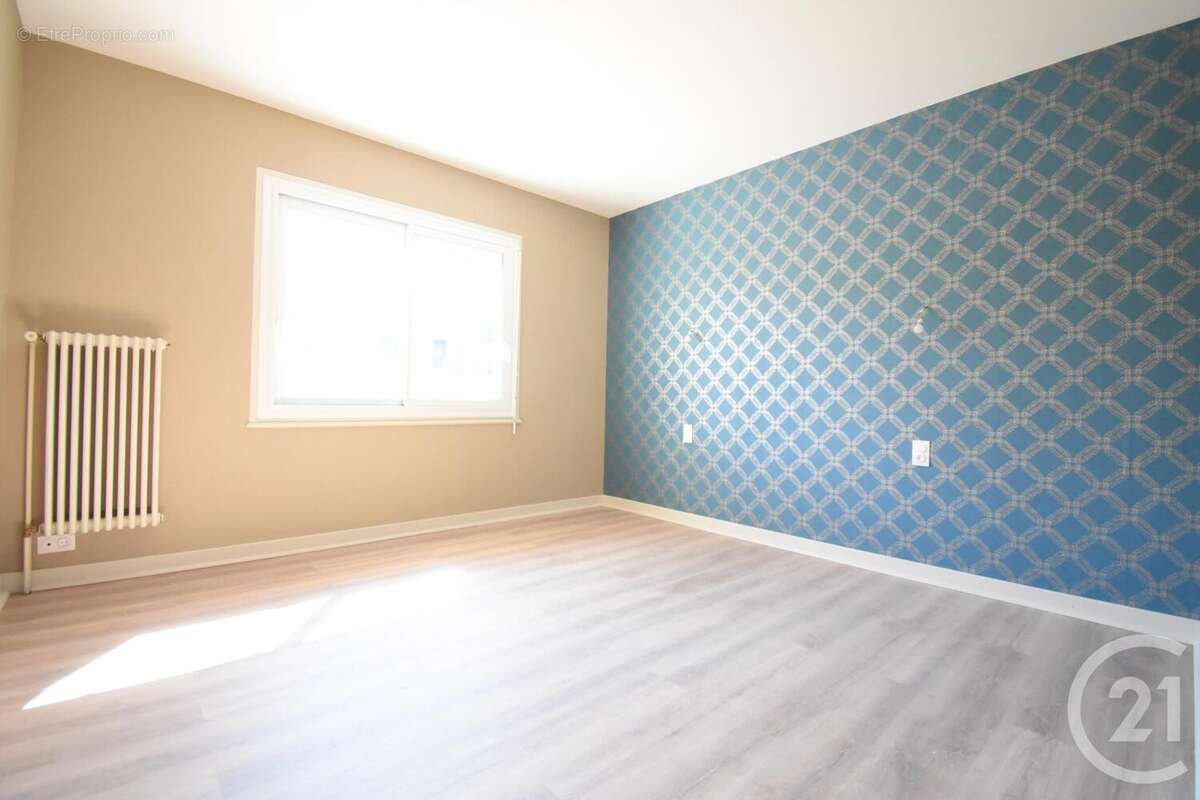 Maison à CREUZIER-LE-VIEUX