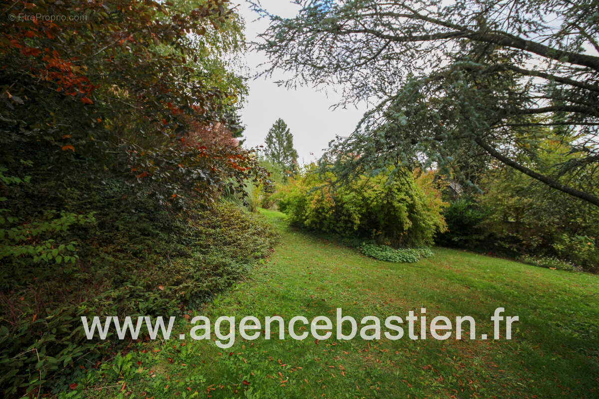 Terrain à DIVONNE-LES-BAINS