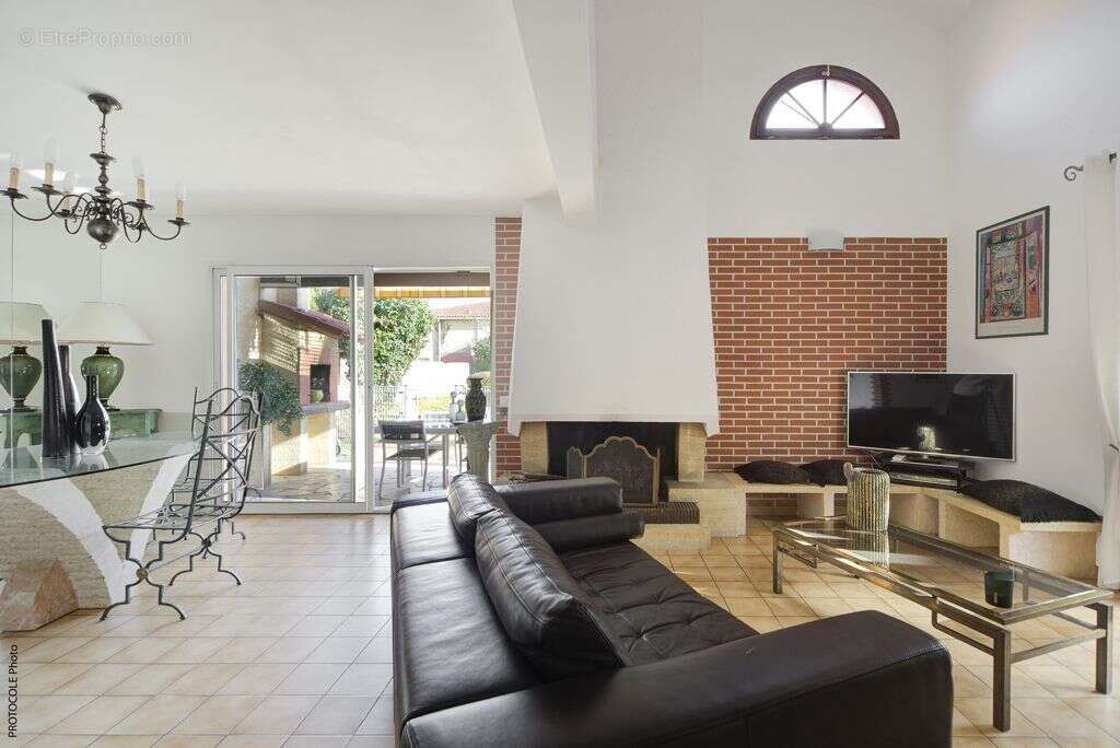 Maison T6 128 m2 jardin, carport, piscine 1462 m² de terrain - photo 3