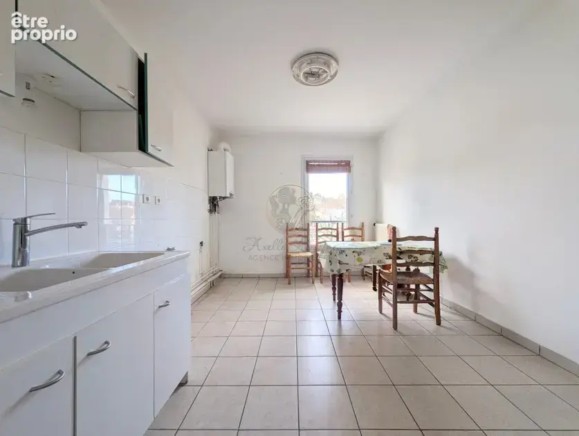 Appartement T4 de 91 m2 en plein centre de Vernaison avec terrasse, cave et garage double - photo 4