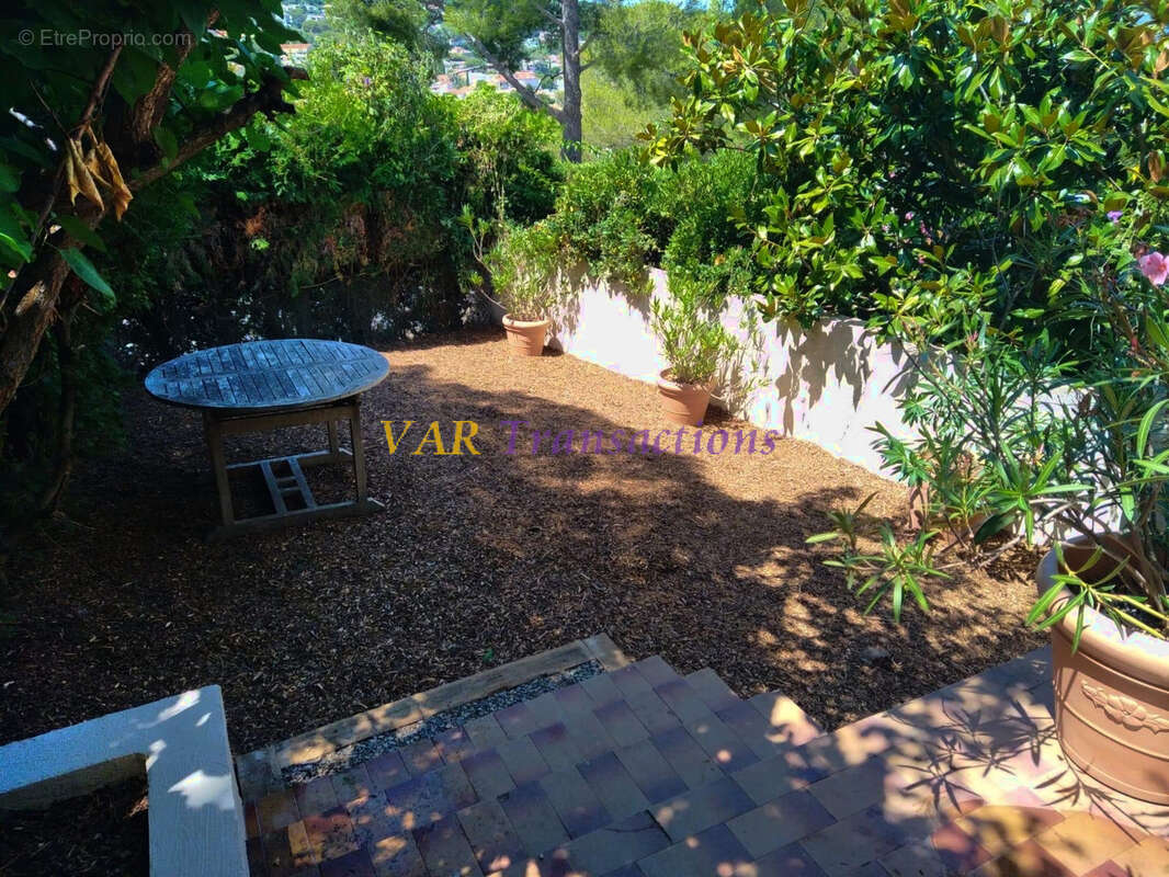 Duplex de 85 m2 avec terrasses, jardin, vue sur la rade de Toulon, piscine, tennis, parking et cave. - photo 2