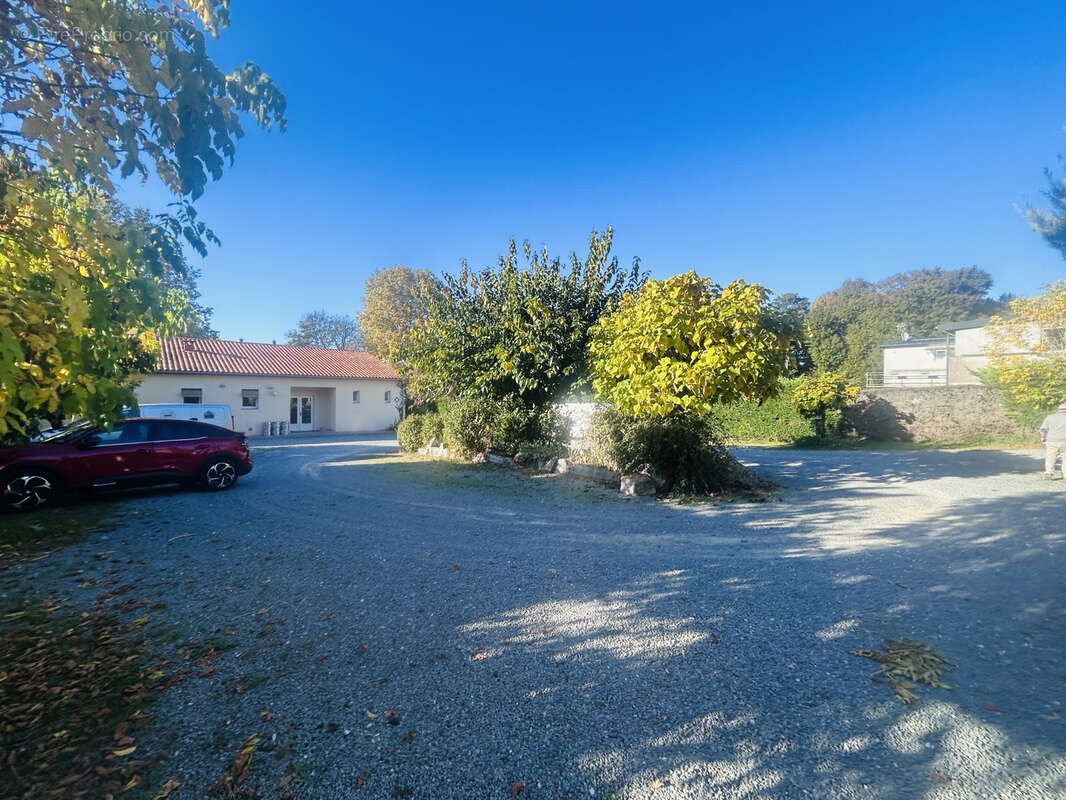 Commerce à RAZAC-SUR-L'ISLE