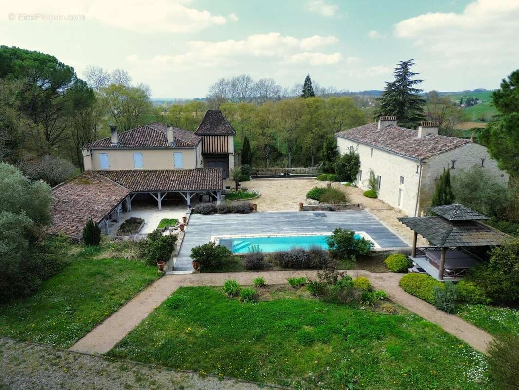Château Médiéval de Prestige Rénové avec Élégance – Un Bijou Historique au Cœur de la Nature - photo 2